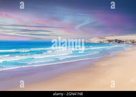 Bella scena del tramonto sulla costa atlantica dell'oceano in Marocco, Africa Foto Stock