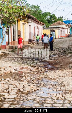 TRINIDAD, CUBA - 8 FEBBRAIO 2016: Vista di una strada acciottolata nel centro di Trinidad, Cuba. Foto Stock