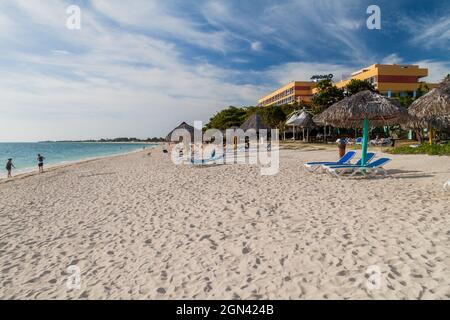 PLAYA ANCON, CUBA - 9 FEBBRAIO 2016: Vista sulla spiaggia di Playa Ancon vicino a Trinidad, Cuba. Hotel Club Amigo Ancon sullo sfondo. Foto Stock