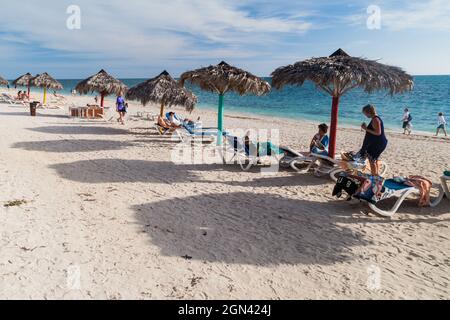 PLAYA ANCON, CUBA - 9 FEBBRAIO 2016: I turisti prendere il sole sulla spiaggia Playa Ancon vicino a Trinidad, Cuba Foto Stock