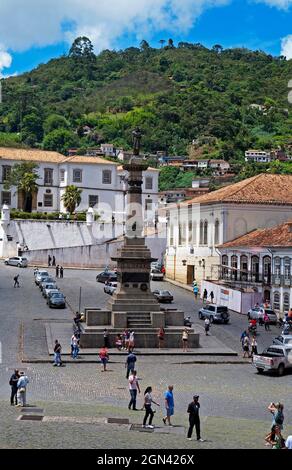 OURO PRETO, MINAS GERAIS, BRASILE - 8 GENNAIO 2018: Vista dalla piazza centrale nella città storica di Ouro Preto con turisti e locali Foto Stock