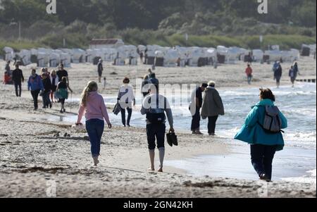 Meclemburgo-Pomerania occidentale, 22 settembre 2021, 22 settembre 2021, Meclemburgo-Pomerania occidentale, Warnemünde: Gli escursionisti godono del sole sul Mar Baltico mentre arriva un traghetto Scandlines. Il tempo soleggiato ha sostituito le nuvole e la pioggia. Foto: Bernd Wüstneck/dpa-Zentralbild/dpa Foto Stock