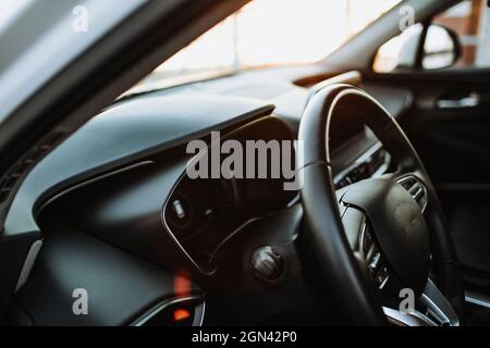 Interni di un'auto di lusso: Volante, leva del cambio e cruscotto Foto Stock