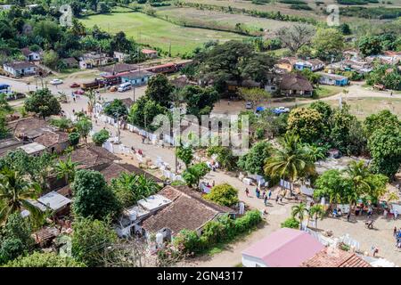 MANACA IZNAGA, CUBA - 9 FEBBRAIO 2016: Vista aerea delle bancarelle di souvenir nel villaggio di Iznaga nella valle de los Ingenios vicino Trinidad, Cuba Foto Stock