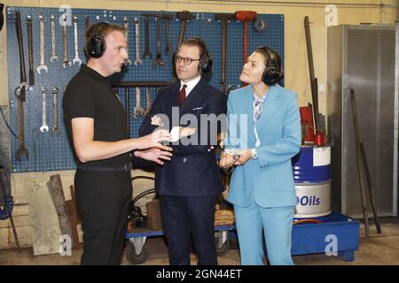 La Crownprincess Victoria e il Principe Daniel della Svezia hanno un tour da parte del Productionleader Jakob Ståhlberg durante la loro visita alla fabbrica di asce Wetterlings a Storvik, Svezia, mercoledì 22 settembre 2021. La coppia della Principessa della Corona è in visita di un giorno a Gavleborg. Foto: Johan Jeppsson / TT code 10730 Foto Stock