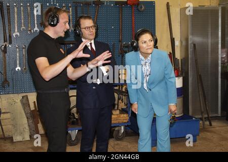 La Crownprincess Victoria e il Principe Daniel della Svezia hanno un tour da parte del Productionleader Jakob Ståhlberg durante la loro visita alla fabbrica di asce Wetterlings a Storvik, Svezia, mercoledì 22 settembre 2021. La coppia della Principessa della Corona è in visita di un giorno a Gavleborg. Foto: Johan Jeppsson / TT code 10730 Foto Stock