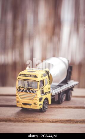 POZNAN, POLONIA - Ott 26, 2016: Un camion giocattolo giallo da costruzione su un tavolo di legno. Foto Stock