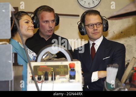 La Crownprincess Victoria e il Principe Daniel della Svezia hanno un tour da parte del Productionleader Jakob Ståhlberg durante la loro visita alla fabbrica di asce Wetterlings a Storvik, Svezia, mercoledì 22 settembre 2021. La coppia della Principessa della Corona è in visita di un giorno a Gavleborg. Foto: Johan Jeppsson / TT code 10730 Foto Stock