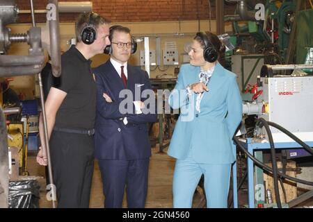 La Crownprincess Victoria e il Principe Daniel della Svezia hanno un tour da parte del Productionleader Jakob Ståhlberg durante la loro visita alla fabbrica di asce Wetterlings a Storvik, Svezia, mercoledì 22 settembre 2021. La coppia della Principessa della Corona è in visita di un giorno a Gavleborg. Foto: Johan Jeppsson / TT code 10730 Foto Stock