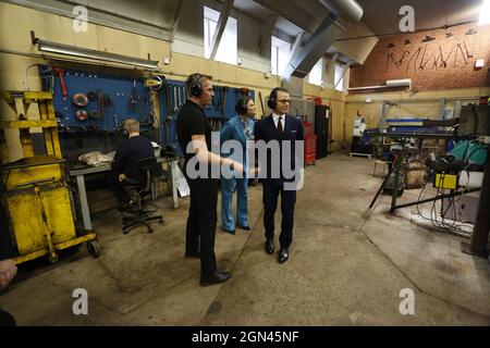 La Crownprincess Victoria e il Principe Daniel della Svezia hanno un tour da parte del Productionleader Jakob Ståhlberg durante la loro visita alla fabbrica di asce Wetterlings a Storvik, Svezia, mercoledì 22 settembre 2021. La coppia della Principessa della Corona è in visita di un giorno a Gavleborg. Foto: Johan Jeppsson / TT code 10730 Foto Stock