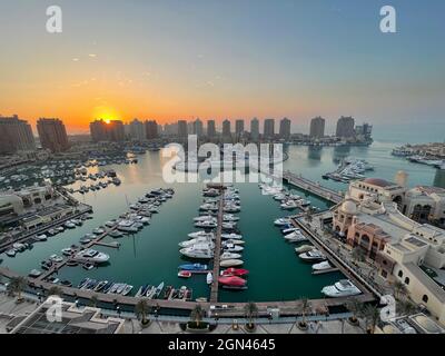 La perla a Doha. Vista sul porto turistico e gli edifici residenziali di Porto Arabia Doha Foto Stock