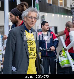 I pirs Corbyn, il fratello dell'ex leader del Partito Laburista, Jeremy Corbyn, assiste a una protesta anti-vaccinazione e anti-blocco fuori Downing Street.i manifestanti anti anti anti anti-vaccinazione e anti-blocco dimostrano fuori Downing Street mentre il primo Ministro Boris Johnson effettua un rimpasto del suo Gabinetto. Foto Stock