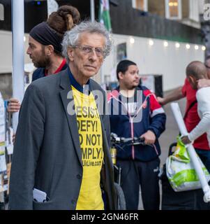 Londra, Regno Unito. 15 settembre 2021. I pirs Corbyn, il fratello dell'ex leader del Partito Laburista, Jeremy Corbyn, assiste a una protesta anti-vaccinazione e anti-blocco fuori Downing Street.i manifestanti anti anti anti anti-vaccinazione e anti-blocco dimostrano fuori Downing Street mentre il primo Ministro Boris Johnson effettua un rimpasto del suo Gabinetto. (Foto di Jason Brown/SOPA Images/Sipa USA) Credit: Sipa USA/Alamy Live News Foto Stock