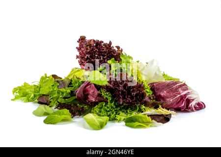 Insalata mediterranea cruda su sfondo bianco Foto Stock