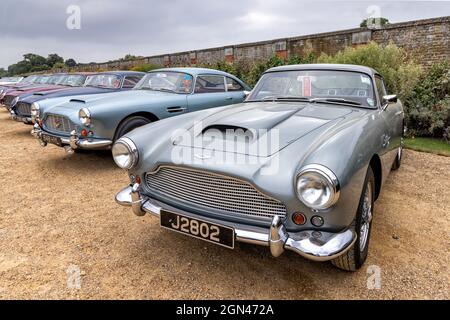 Classic Aston Martins al Concours of Elegance 2021, Hampton Court Palace, Londra, Regno Unito Foto Stock