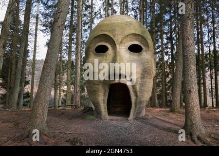 Silva capitalis, foresta scultura di testa, parte di Kielder acqua e Forest Park art trail, Northumberland, Regno Unito Foto Stock