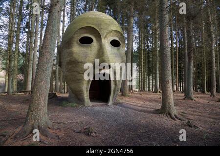 Silva capitalis, foresta scultura di testa, parte di Kielder acqua e Forest Park art trail, Northumberland, Regno Unito Foto Stock