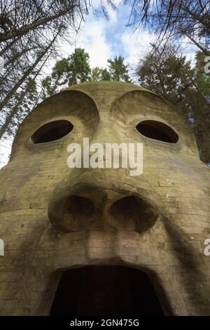 Silva capitalis, foresta testa scultura dettaglio parte di Kielder acqua e Forest Park art trail, Northumberland, Regno Unito Foto Stock