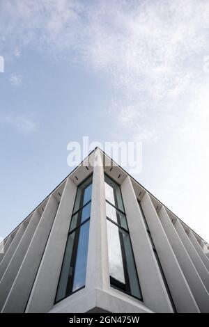 Architettura. Architettura di progettazione degli edifici. Moderno edificio per uffici. Dettaglio di architettura. Arte con linea minimale. Foto Stock