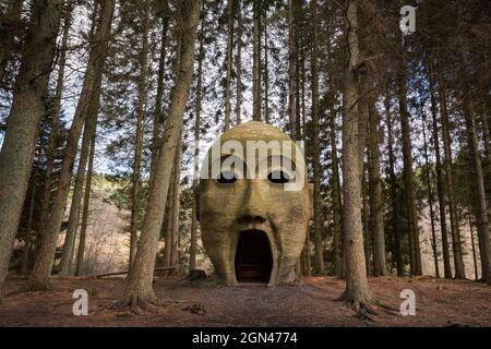 Silva capitalis, foresta scultura di testa, parte di Kielder acqua e Forest Park art trail, Northumberland, Regno Unito Foto Stock