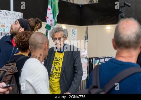 Londra, Regno Unito. 15 settembre 2021. I pirs Corbyn, fratello dell'ex leader del Partito Laburista Jeremy Corbyn, assiste a una protesta anti-vaccinazione e anti-blocco fuori Downing Street.i manifestanti anti anti anti-vaccinazione e anti-blocco dimostrano fuori Downing Street mentre il primo Ministro Boris Johnson effettua una rimescolatura del suo Gabinetto. (Credit Image: © Jason Brown/SOPA Images via ZUMA Press Wire) Foto Stock