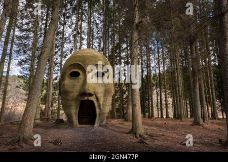 Silva capitalis, foresta scultura di testa, parte di Kielder acqua e Forest Park art trail, Northumberland, Regno Unito Foto Stock