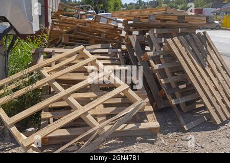 Grosse pile di pallets usati in legno di cargo Foto Stock