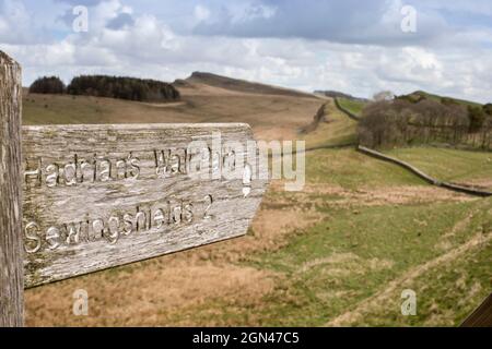 Il Vallo di Adriano a lunga distanza sentiero, a Housesteads Roman Fort, Northumberland, Regno Unito Foto Stock