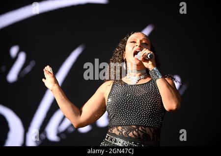 Sister Sledge che si esibisce a , Lets Rock 80s , Leeds , UK , 18.09.2021 Foto Stock