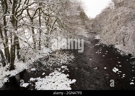 Tarset bruciare sotto il ghiaccio dopo un lungo periodo di tempo invernale, Tyne Nord Valle, Noirthumberland, REGNO UNITO Foto Stock