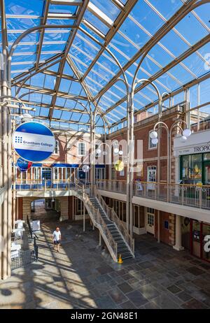 Un tempo il famoso George Hotel, ora il centro commerciale George, High Street, Grantham, Lincolnshire – immagine interna Foto Stock