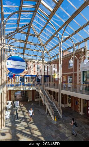 Un tempo il famoso George Hotel, ora il centro commerciale George, High Street, Grantham, Lincolnshire – immagine interna Foto Stock