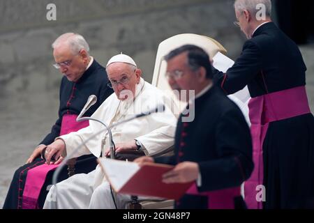 Roma, Italia. 22 settembre 2021. Italia, Roma, Vaticano, 21/09/22. Papa Francesco affiancato da Padre Leonardo Sapienza ( L) e da Monsignor Luis Maria Rodrigo Ewart dà la sua benedizione durante la sua udienza generale settimanale nella Sala Paolo VI in Vaticano.Fotografia di Alessia Giuliani/Cattolico Press Photo/Hans Lucas. Credit: Independent Photo Agency/Alamy Live News Foto Stock