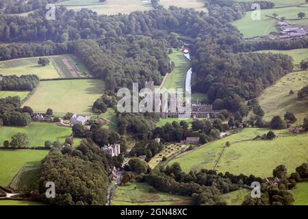 Vista aerea adottate da oltre 1500' di Fountains Abbey, vicino a Ripon, uno dei più grandi e meglio conservate in rovina i monasteri cistercensi in Inghilterra. Foto Stock