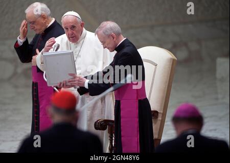 Roma, Italia. 22 settembre 2021. Italia, Roma, Vaticano, 21/09/22. Papa Francesco affiancato da Padre Leonardo Sapienza ( L) e da Monsignor Luis Maria Rodrigo Ewart dà la sua benedizione durante la sua udienza generale settimanale nella Sala Paolo VI in Vaticano.Fotografia di Alessia Giuliani/Cattolico Press Photo/Hans Lucas. Credit: Independent Photo Agency/Alamy Live News Foto Stock