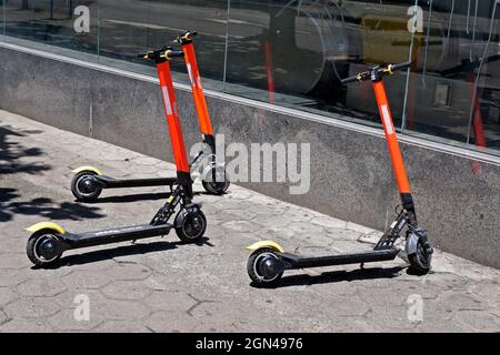 RIO DE JANEIRO, BRASILE - 25 DICEMBRE 2019: Tre scooter elettrici vicino alla stazione della metropolitana nel quartiere di Botafogo Foto Stock