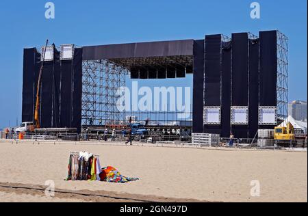 RIO DE JANEIRO, BRASILE - 27 DICEMBRE 2019: L'istituzione di una delle tappe per la festa di Capodanno a Copacabana Beach Foto Stock