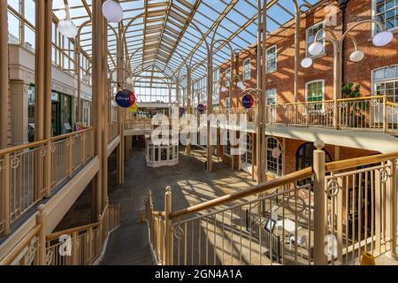 Un tempo il famoso George Hotel, ora il centro commerciale George, High Street, Grantham, Lincolnshire – immagine interna Foto Stock