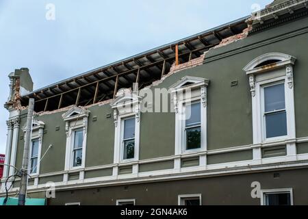 Melbourne, Australia. 22 settembre 2021. Primo piano di un muro crollato, il danno alla muratura è stato causato da un forte terremoto a Melbourne. Approssimativamente 9:15 Stato di Victoria e la sua capitale Melbourne sono stati colpiti da un terremoto che misura 5.8-6.0 su una scala Richter. Il tremore di 20 secondi ha causato danni ad alcuni edifici e ha causato l'evacuazione delle persone fuori dagli edifici. Credit: SOPA Images Limited/Alamy Live News Foto Stock