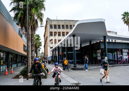 Melbourne, Australia. 22 settembre 2021. La gente è fuori per strada dopo un terremoto ha colpito Melbourne. Con l'edificio 'il grande magazzino' sullo sfondo che subì gravi danni durante il dopoguerra. Alle 9:15 circa lo stato di Victoria e la sua capitale Melbourne furono colpiti da un terremoto che misurò 5.8-6.0 su scala Richter. Il tremore di 20 secondi ha causato danni ad alcuni edifici e ha causato l'evacuazione delle persone fuori dagli edifici. Credit: SOPA Images Limited/Alamy Live News Foto Stock