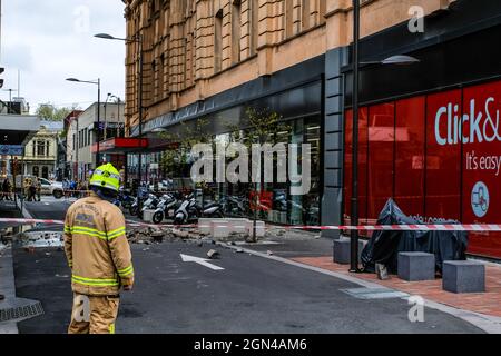 Melbourne, Australia. 22 settembre 2021. Vigili del fuoco in piedi e valutare mattoni caduti da un edificio storico a Prahran durante il dophmath.at circa 9:15 Stato di Victoria e la sua capitale Melbourne sono stati colpiti da un terremoto che misura 5.8-6.0 su una scala Richter. Il tremore di 20 secondi ha causato danni ad alcuni edifici e ha causato l'evacuazione delle persone fuori dagli edifici. Credit: SOPA Images Limited/Alamy Live News Foto Stock