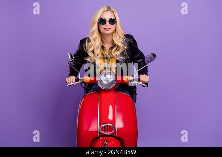 Bella motociclista donna con capelli ricci che indossa casco moto su sfondo  bianco guardando a lato, profilo relax posa con viso naturale con conf Foto  stock - Alamy