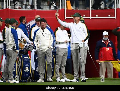 Ian Poulter del Team Europe ha un video sul primo tee durante la terza giornata di anteprima della 43a Ryder Cup al fischietto Straits, Wisconsin. Data foto: Mercoledì 22 settembre 2021. Foto Stock