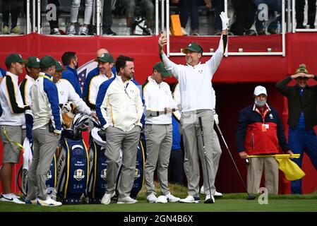 Ian Poulter del Team Europe ha un video sul primo tee durante la terza giornata di anteprima della 43a Ryder Cup al fischietto Straits, Wisconsin. Data foto: Mercoledì 22 settembre 2021. Foto Stock