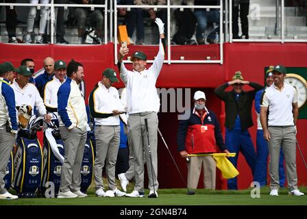 Ian Poulter del Team Europe ha un video sul primo tee durante la terza giornata di anteprima della 43a Ryder Cup al fischietto Straits, Wisconsin. Data foto: Mercoledì 22 settembre 2021. Foto Stock