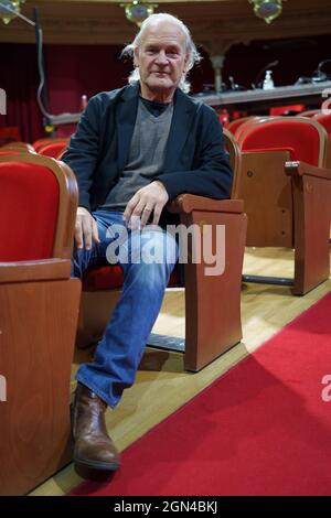 L'attore Lluis Homar ha visto posare durante la sessione di ritratti a Madrid. (Foto di Atilano Garcia / SOPA Images/Sipa USA) Foto Stock