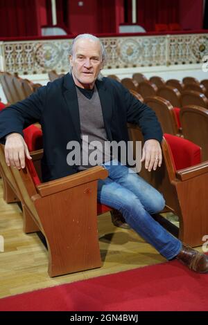 L'attore Lluis Homar ha visto posare durante la sessione di ritratti a Madrid. (Foto di Atilano Garcia / SOPA Images/Sipa USA) Foto Stock