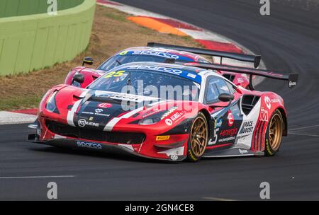 Vallelunga, italia 19 settembre 2021 Aci Racing week-end. Gruppo di Ferrari 488 GT spettacolari vetture da battaglia impegnativi e azione di sorpasso in pista Foto Stock