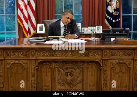 Il presidente Barack Obama parla con il Texas Gov. Rick Perry per esprimere la sua preoccupazione per i cittadini di questo stato colpiti dagli incendi senza precedenti, durante una telefonata all'ufficio ovale, 7 settembre 2011. (Foto ufficiale della Casa Bianca di Pete Souza) questa fotografia ufficiale della Casa Bianca è resa disponibile solo per la pubblicazione da parte delle organizzazioni di notizie e/o per uso personale la stampa dal soggetto(i) della fotografia. La fotografia non può essere manipolata in alcun modo e non può essere utilizzata in materiali commerciali o politici, pubblicità, e-mail, prodotti, promozioni che in alcun modo suggeriscono l'approvazione Foto Stock