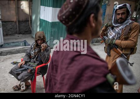 22 settembre 2021, Afghanistan, Kabul: I combattenti talebani sorvegliano fuori da una stazione di polizia a Kabul. Foto: Oliver Weiken/dpa Foto Stock